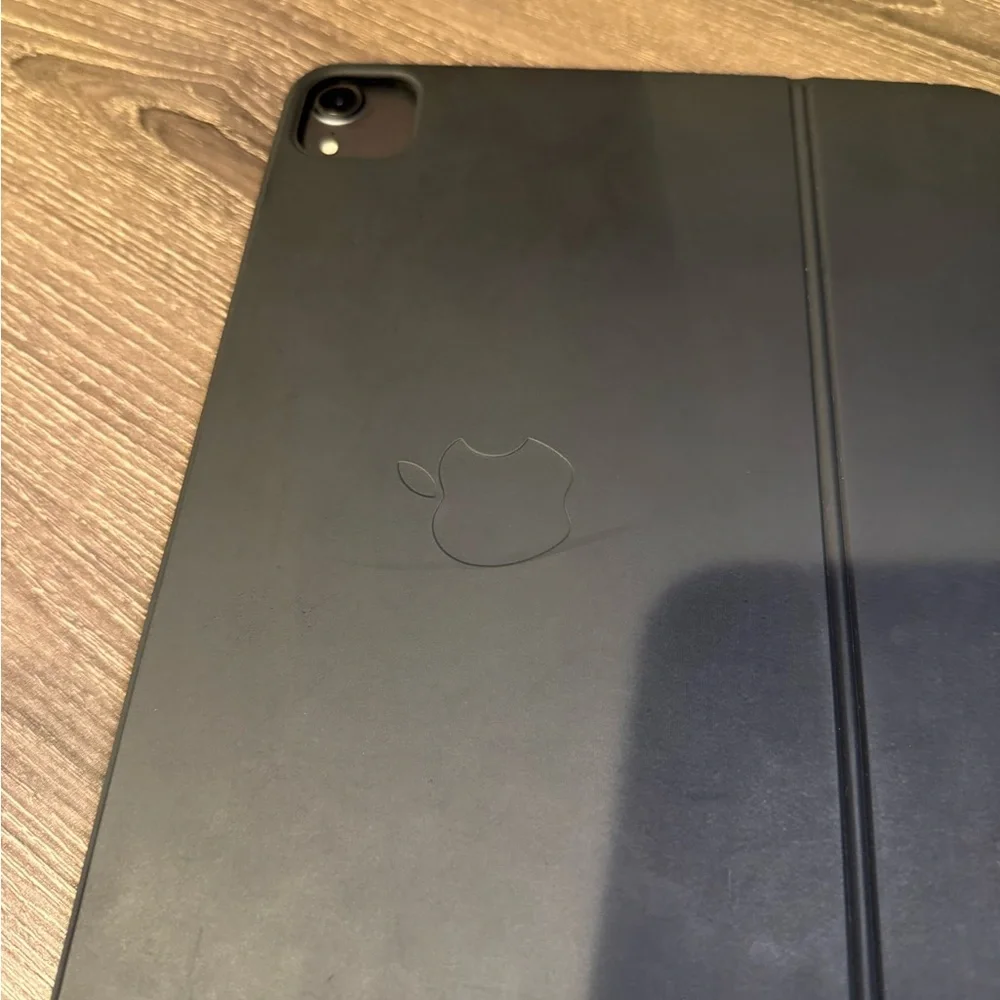 2018 iPad Pro 11” Wifi-4G capable, w/TIKTOK INSTALLED! Magic Keyboard included